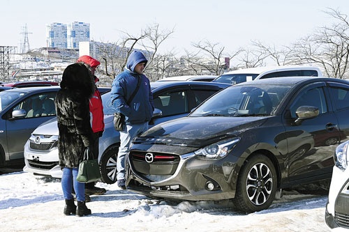 ロシアの中古車売り場に並ぶ日本車（21年2月、ウラジオストク）（写真=共同通信）
