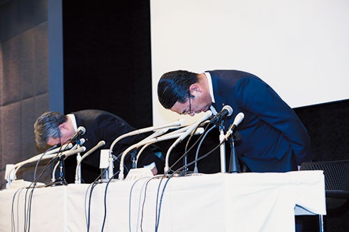 記者会見で謝罪する近藤雄一郎社長（右）（写真=竹井 俊晴）