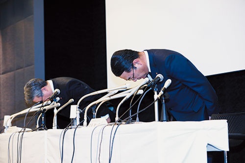 記者会見で謝罪する近藤雄一郎社長(右)(写真=竹井 俊晴)