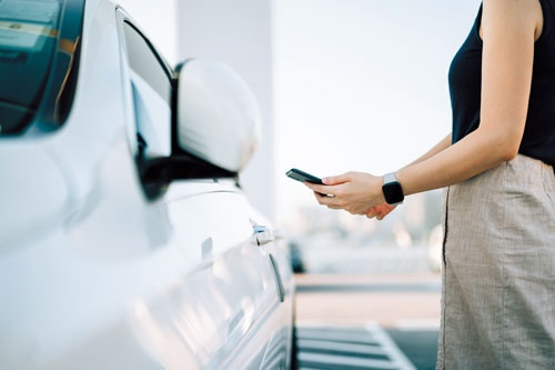 DNPはスマホで鍵を開けるデジタルキーなどで自動車分野を開拓(写真=d3sign / Getty Images)