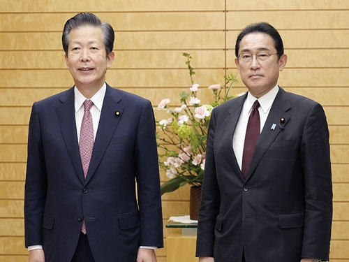 岸田首相（右）と公明党の山口代表（写真=共同通信）