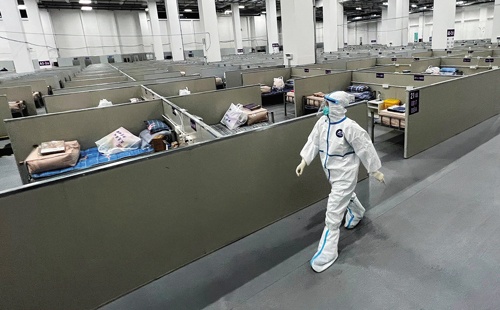 上海市内には新型コロナウイルス感染者の集中隔離施設が急きょ設けられた（写真=AFP/アフロ）