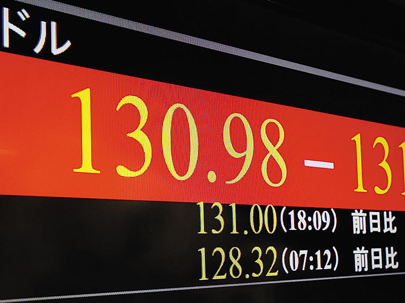 一時1ドル＝130円突破　円安が暗示、経済の地盤沈下