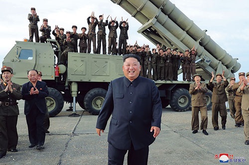 「超大型多連装ロケット砲」の発射実験を視察する、北朝鮮の金正恩（キム・ジョンウン）総書記（中央）（写真=KNS/KCNA/AFP/アフロ）