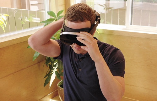 スキー用のゴーグルと同等のサイズまで小型・薄型化したVRヘッドセット「ホロケーキ2」を装着するマーク・ザッカーバーグ氏