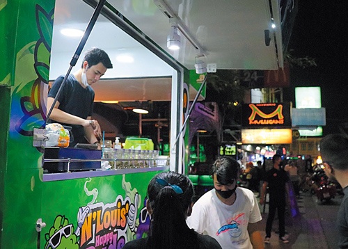 バンコクのカオサンロードで人気を集める大麻の移動販売車