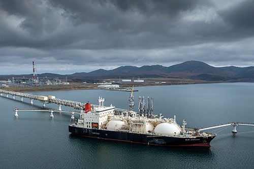 ロシアの措置で日本のエネルギー事情が一段と厳しく（サハリン2のLNG船）（写真=AP/アフロ）