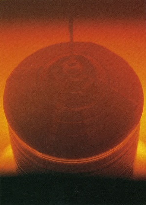 多結晶シリコンを溶かした後、円筒状の単結晶シリコンをつくるには高い技術が求められる
