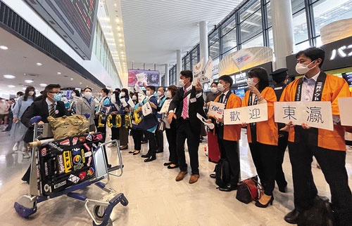 成田空港で香港ツアー客を出迎える旅行会社などのスタッフ