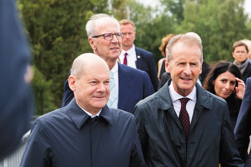7月7日、ザルツギッター工場でドイツのショルツ首相（左）を案内するVWのディース最高経営責任者（CEO）（写真=Mari Kusakari）