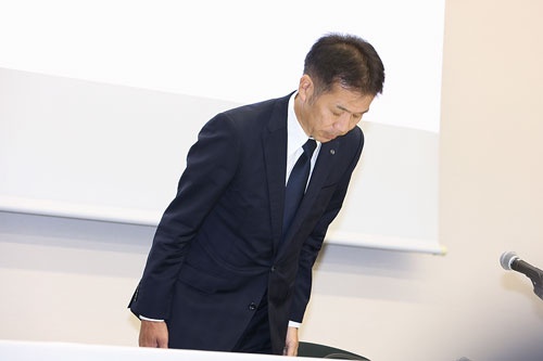 記者会見で陳謝する日野自動車の小木曽聡社長(8月2日)(写真=日刊工業新聞/共同通信イメージズ)