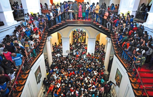 7月、群衆によって占拠されたスリランカの大統領公邸。大統領（当時）は国外に脱出して辞任した（写真=AP/アフロ）