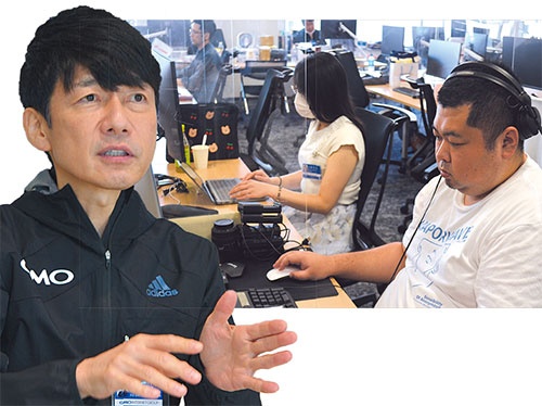 “脱マスク”を決めたGMOの熊谷正寿氏(左)とマスクなしの社員が目立つ同社オフィス(右)