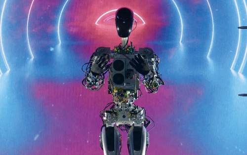 米テスラは技術説明会「Tesla AI Day 2022」で、ヒト型ロボット「オプティマス」のプロトタイプを公表した（写真=米テスラ）