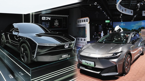 ホンダのEV専用ブランド「e:N（イーエヌ）」シリーズの新たなコンセプトモデル（左）とトヨタ自動車の新型EV「ｂZ3」（右）