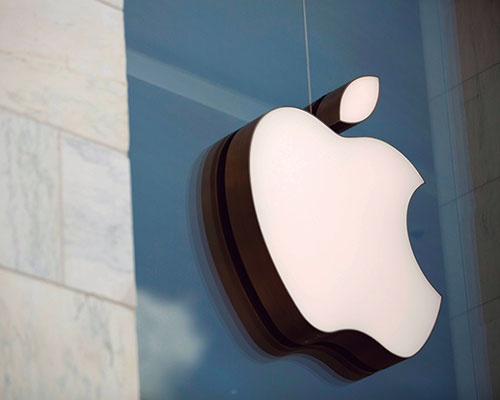 米アップルは「iPhone(アイフォーン)」などのサプライヤーに、脱炭素の取り組みを毎年報告するよう求める(写真=AFP/アフロ)
