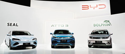 1月31日に日本で発売するSUV「ATTO3」（中央）はBYDの世界戦略車だ