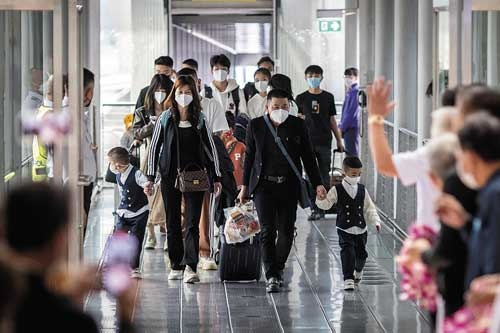 タイの空港で歓迎される中国人観光客。中国のゼロコロナ政策が終了し海外旅行熱は高まっているが、日本への旅行は難しい（写真=AFP/アフロ）