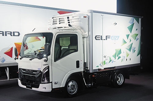 いすゞが発売した量産EVトラック「エルフ EV」。先行する三菱ふそう、日野自に対抗する（写真=共同通信）