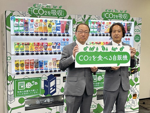 アサヒ飲料の米女太一社長（左）と相田幸明CSV戦略部長