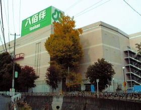 家業の青果店を一代で国際的流通コングロマリットのヤオハングループに育てた和田一夫。しかし、過剰投資により経営破綻に追い込まれる(写真=読売新聞/アフロ)