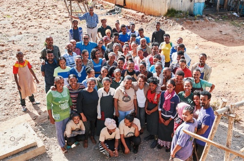 <span class="fontBold">エチオピア出身のベツレヘム・アレム氏は靴メーカーを起業し、多くの地元の人たちを雇用する</span>（写真＝永川 智子）