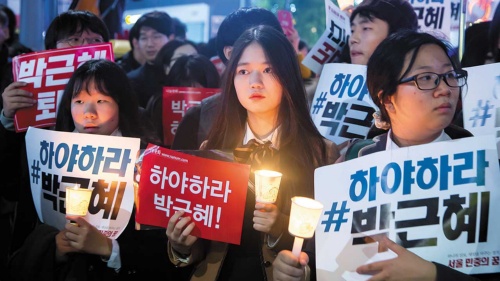 <span class="fontBold">若者はロウソク集会と呼ばれる大規模デモをたびたび開いて政権への不満を訴えた（朴槿恵前大統領の退陣を求める集会、2016年11月）</span>（写真=Lee Jae-Won/アフロ）