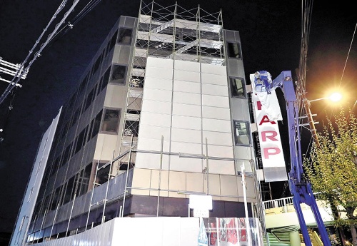 <span class="fontBold">大阪市阿倍野区のかつての本社は会社再建のリストラ対象となり、家具販売の「ニトリ」に売却された(2017年4月、袖看板が布で覆われる)</span>(写真=読売新聞/アフロ)