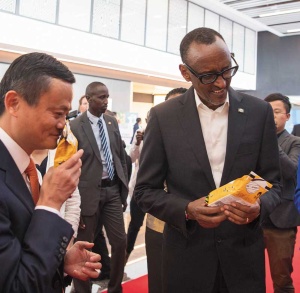 <span class="fontBold">アリババのECプラットフォームで販売するルワンダのコーヒー豆を手にした同社の馬雲会長（左）と同国のカガメ大統領（右）</span>（写真=VCG/Getty Images）