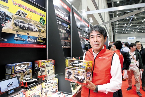 <span class="fontBold">4年ぶりにおもちゃショーに出展した京商の渡邉克美社長。</span>(写真=陶山 勉)