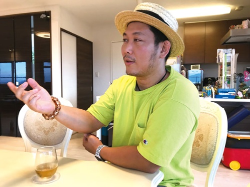 <span class="fontBold">熊本市に住む吉角裕一朗氏は、バッテリーの再生・販売事業などを手掛ける会社の社長。「地方には地方の攻め方と勝ち方がある」と語る</span>