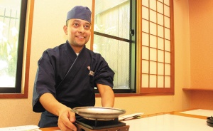 <span class="fontBold">福岡県朝倉市の老舗旅館「泰泉閣」で配膳などを担当するネパール人のティムシナ・ビマル氏。将来は現場のリーダーとなることを期待されている</span>