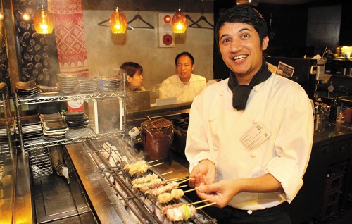 <span class="fontBold">KUURAKU GROUP初の外国人社員で、現在は銀座の店舗の店長を務めるネパール出身のビジャヤさん</span>