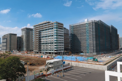 <span class="fontBold">2020年の東京五輪・パラリンピック後の不動産市況を懸念する声も根強い</span><br/ >(写真は東京・晴海に建設されている選手村。五輪後はマンションとして分譲される)