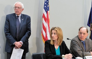 <span class="fontBold">MMTを提唱するケルトン教授(中央)は、民主党の大統領選候補の座を争うサンダース上院議員(左)のアドバイザー</span>(写真=UPI/アフロ)