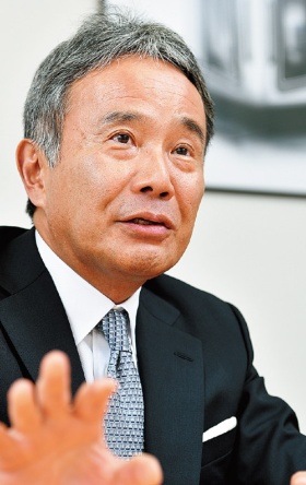 森 雅彦 氏DMG森精機社長1985年京都大学卒業、伊藤忠商事に入社。93年に森精機製作所(現DMG森精機)に移り、94年取締役、99年から現職。2009年には独ギルデマイスターと資本業務提携を締結。(写真=森田 直希)
