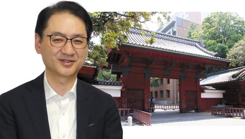 <span class="fontBold">東京大学では入学すると全員が教養学部の所属となる。太田邦史学部長(左)は、1~2年生の教養学部時代のいわゆる「遊びの時期」が人間の幅を広げると語る</span>(写真=右:PIXTA)