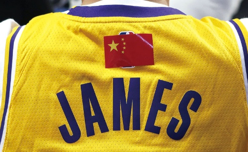<span class="fontBold">中国でのNBAの試合ではNBAのロゴを国旗で隠すファンも</span>(写真:ロイター/アフロ)