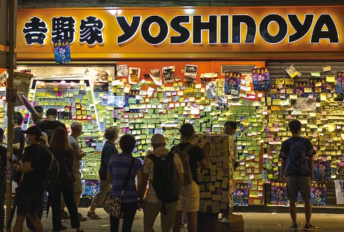 <span class="fontBold">香港では吉野家が「親中的」だとして、デモ隊の襲撃を受けた</span>(写真:ZUMA Press/アフロ)