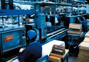 <span class="fontBold">家電、半導体、パネル、スマホと、事業を拡大していった(写真は1982年、韓国内の工場)</span>(写真:Fujifotos/アフロ)