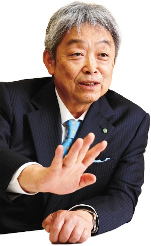 <span class="fontBold">サイゼリヤの堀埜一成社長は「人手不足や働き方改革で現場は疲弊している」と指摘する。時機を間違えればレジでの混乱を招きかねないキャッシュレス化には慎重にならざるを得ない</span>(写真=竹井 俊晴)