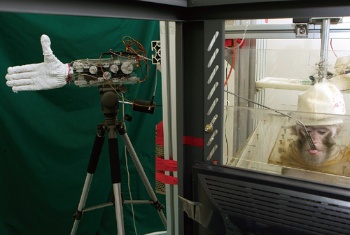<span class="fontBold">中国・浙江大の研究チームは2012年に猿の頭に電極を埋め込み、アームを動かす技術を開発している</span>（写真=ロイター/アフロ）