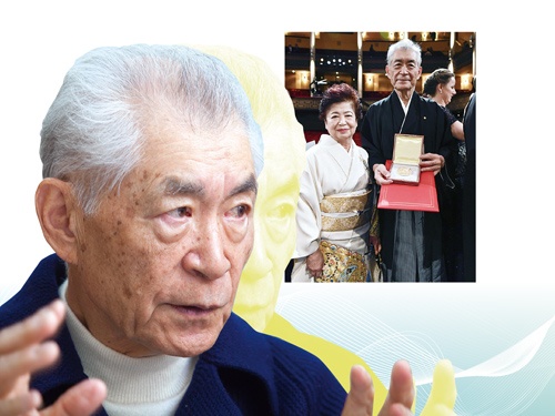 <span class="fontBold">2018年にノーベル生理学・医学賞を受賞した本庶佑氏。「日本全体として挑戦への意欲が失われている」と話す</span>(写真=左:中西 真誠、右:共同)
