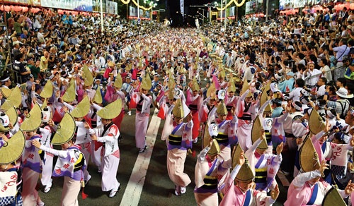 <span class="fontBold">阿波おどりのクライマックス「総踊り」の様子。例年8月12~15日の4日間開催され、100万人を超す観光客が訪れる</span>(写真=毎日新聞社/アフロ)