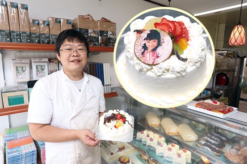 <span class="fontBold">ナカバヤシは、鶴谷哲也さん（左）の写真プリント技術を活用したケーキに引かれ、支援を申し出た</span>（写真=山田 哲也）