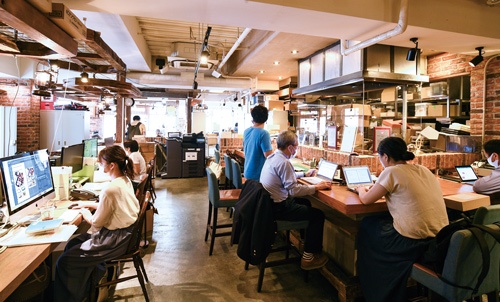 <span class="fontBold">オフィスビルの事務所を閉鎖し、東京・池袋の旧店舗に本部を移したエー・ピーカンパニーと、業態の大改革にも動く米山久社長(下)</span>(写真=清水 真帆呂)