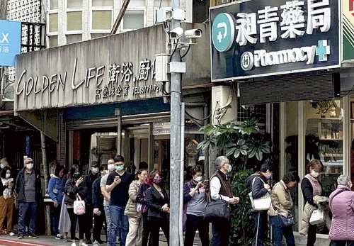 <span class="fontBold">台湾市民は事前にマスクマップで在庫を確認した上で薬局に向かう</span>(写真=読売新聞/アフロ)