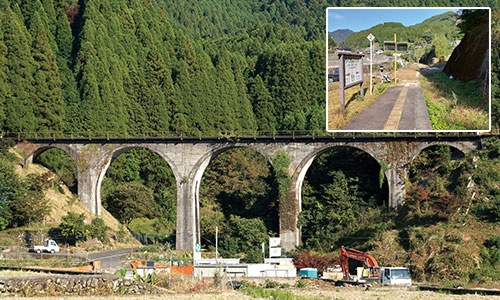 <span class="fontBold">JR日田彦山線の筑前岩屋駅(上)と、名所の「めがね橋」。もうこの橋を列車が渡ることも駅に止まることもない</span>