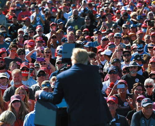 <span class="fontBold">10月19日にアリゾナ州で開いたトランプ大統領の選挙集会で、ほとんどの支持者がマスクを着用していなかった</span>(写真=AFP/アフロ)
