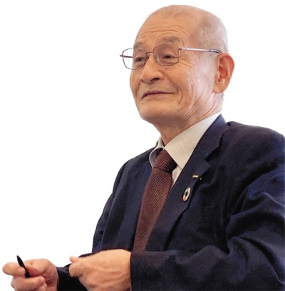 <span class="fontSizeM fontBold">Akira Yoshino</span><br>1972年京都大学大学院を修了し旭化成入社。80年代に手掛けた「導電性高分子」の研究がのちの電池材料の開発につながる。2017年に旭化成名誉フェローに就任。19年、ノーベル化学賞受賞。